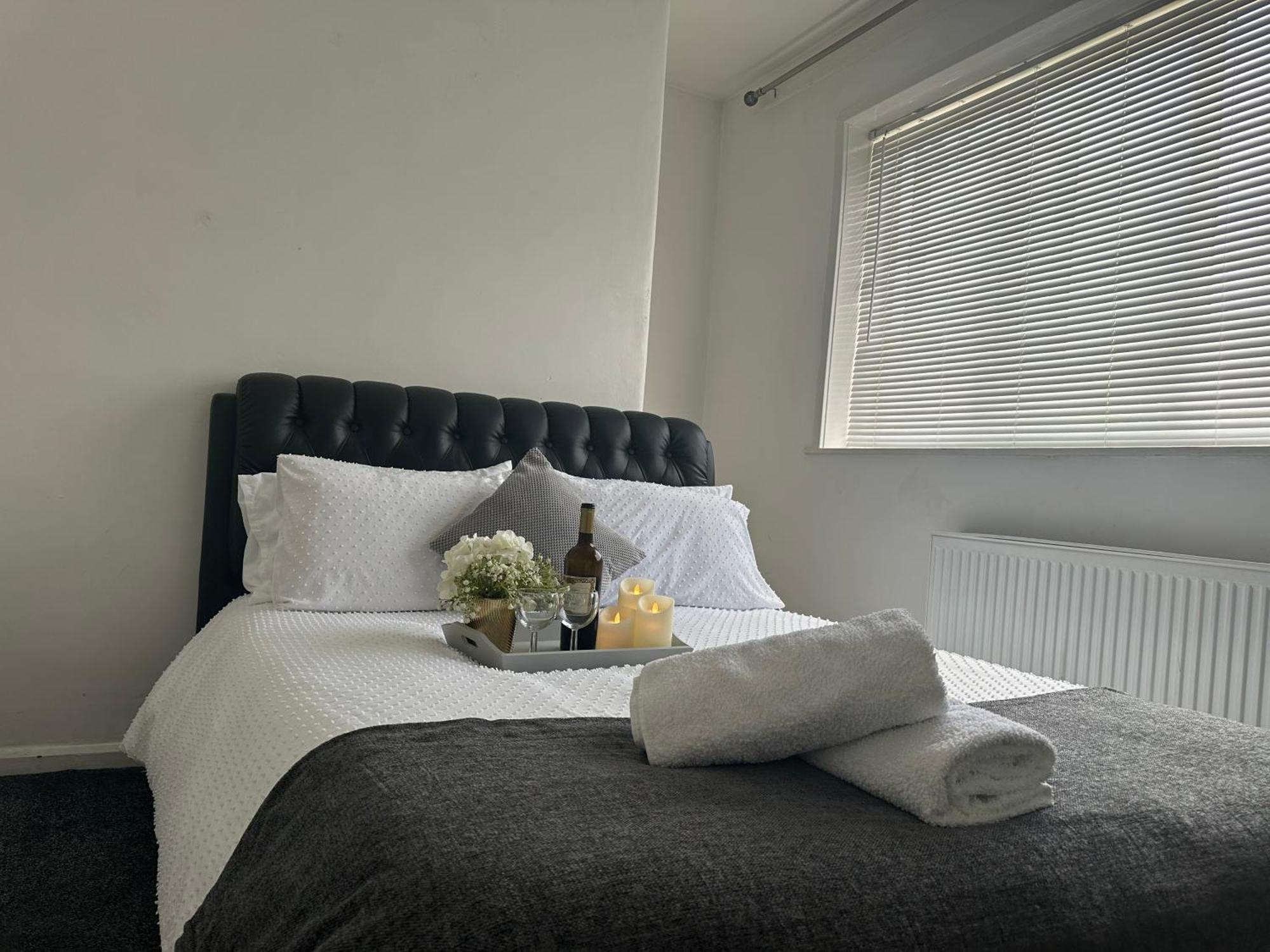Experience London With Easy Holiday home *